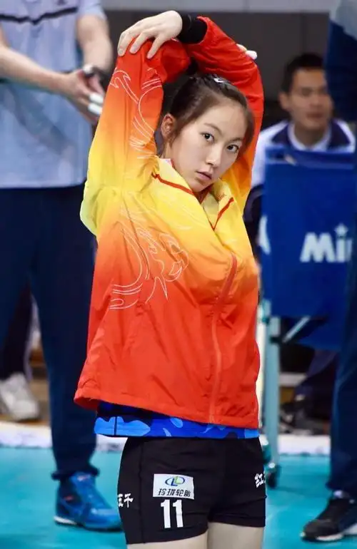 上海二传米杨的发球也不是跳发,但自由人黄柳燕和主攻王云蕗就是顶不