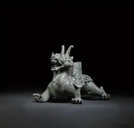 图自/苏富比官网最近很火的一条龙,就是流入国外的一条青铜翼龙,属于