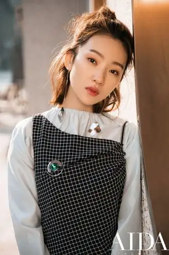 《双世宠妃2》孙艺宁时尚街拍 初春穿搭潮范儿十足