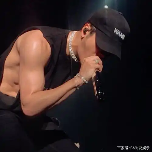 王嘉尔晒出健身照,网友:麒麟臂没错了!