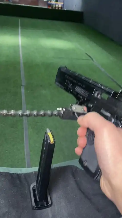 谁会拒绝一把装满弹匣的贝雷塔87呢