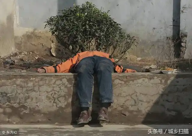 农民工盼吃自助餐,农民工真实生活12个场景,看到图几你流泪了?