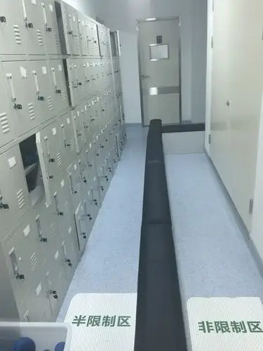 换鞋,换衣服,戴帽子,戴口罩,跟着徐院长走进手术室,心里惶恐着