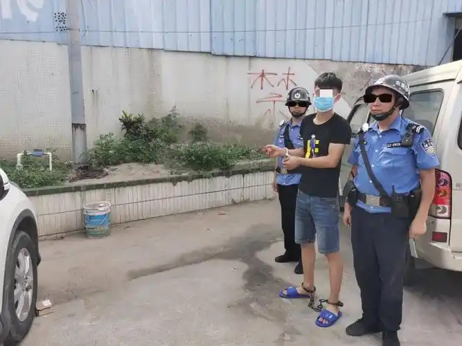 嫌疑人邓伟指认现场