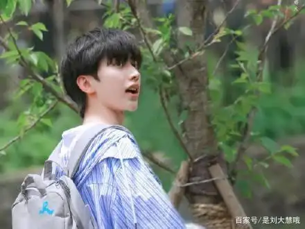 首先是我们c位出道蔡徐坤,蔡徐坤在从偶练出道后,几乎就没参加过综艺