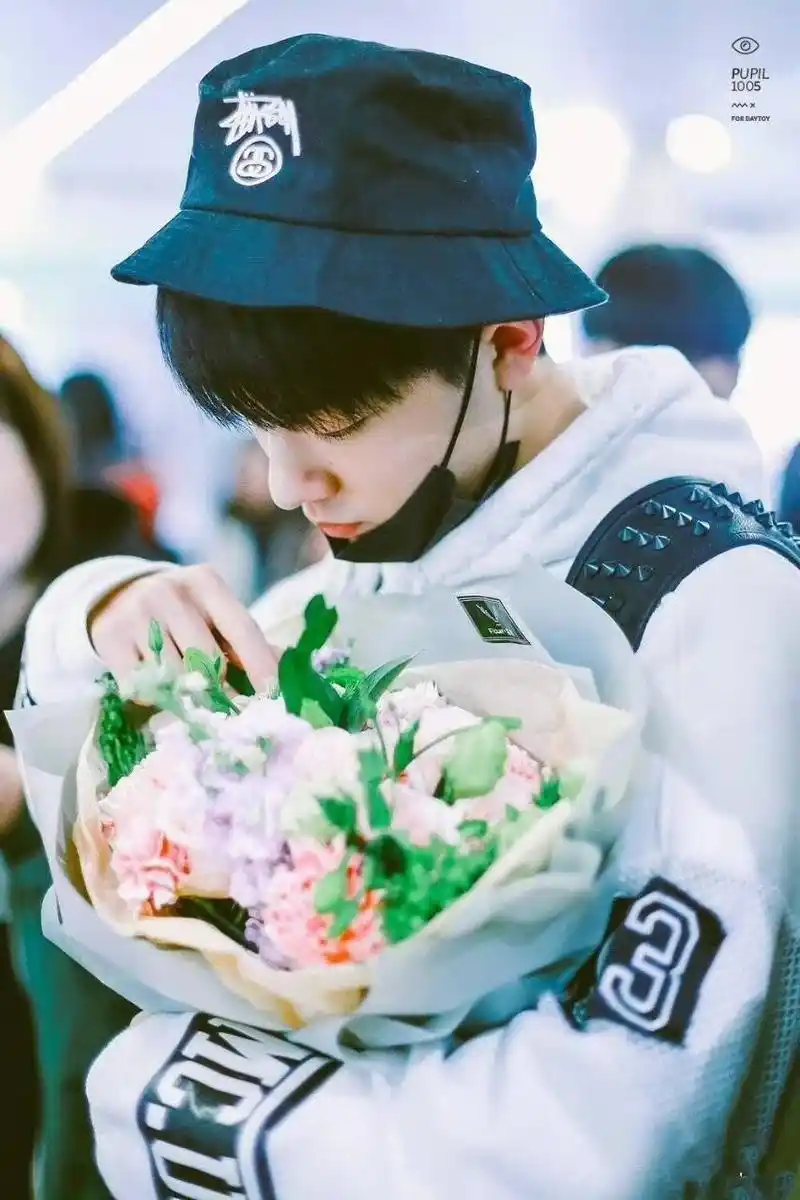 喜欢看肖战宝宝捧花