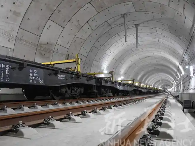 我国首条智能高铁京张高铁全线轨道贯通