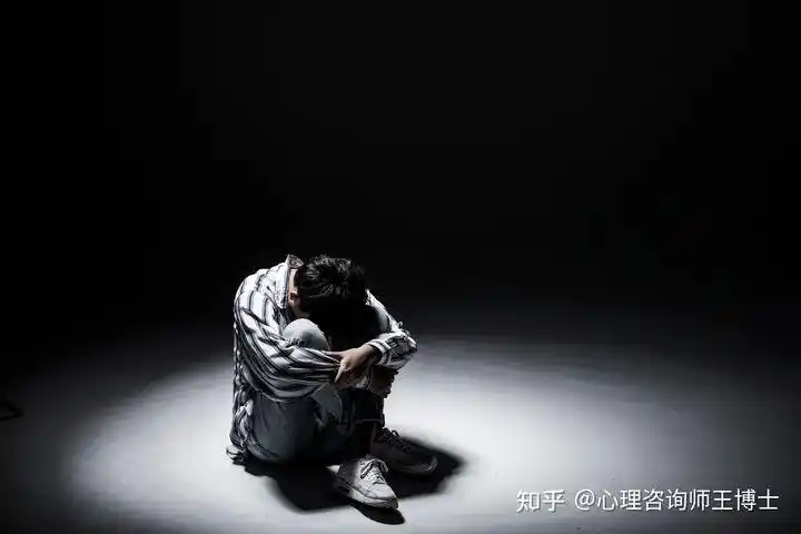 抑郁藏在积极阳光外表下的无尽黑暗和折磨