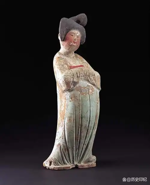 中唐时期的襦裙的衣袖比初唐的较宽阔一些,其它无太大变化.