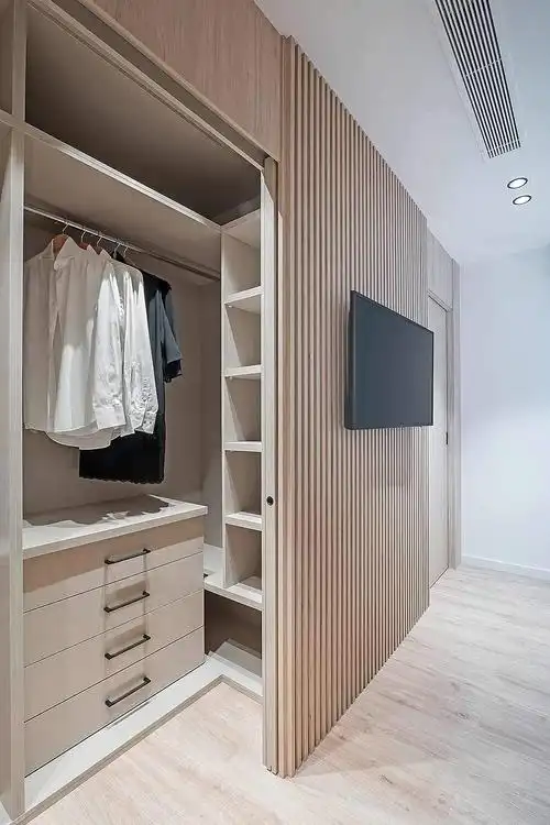 隐形门的设计,推拉门打开直接藏在墙内,这样一个步入式小衣帽间就拥有