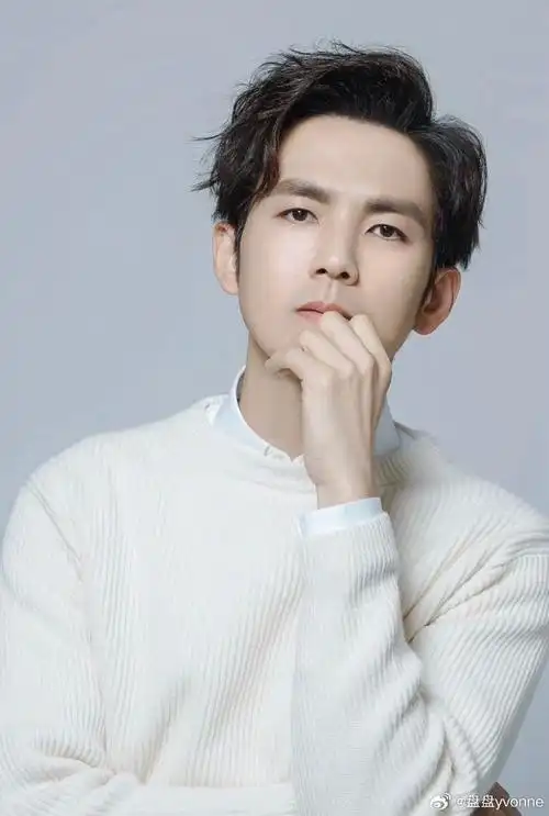 射手座又称人马座,所以你们发现了没,射手座(尤其是男性),脸型偏长的