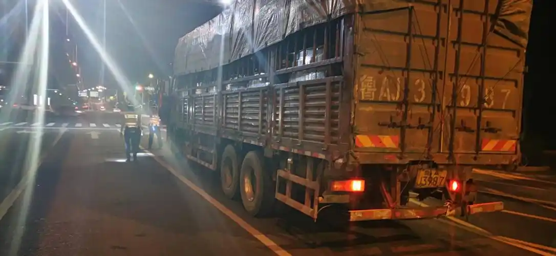 济南交警持续开展"夜安全"守护行动 暨夜间大货车违法专项整治 之三十