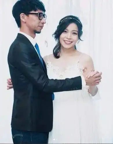 赖慰玲怀孕7个月低调签纸结婚 拖著老公sweet爆:余生请你指教