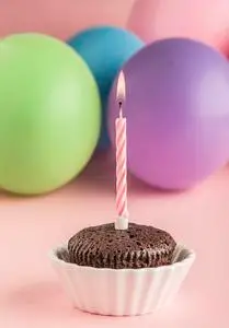 一支小蜡烛一支蜡烛的小生日蛋糕照片