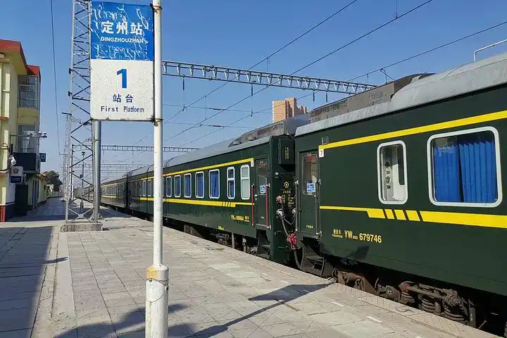 定州火车站站台上的站牌,已经变成钢铁材质的,看上去没有水泥材质有