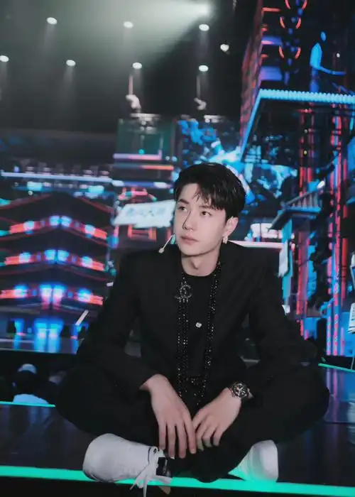 王一博街舞4高清剧照侧颜杀的一博队长来了不定义街舞