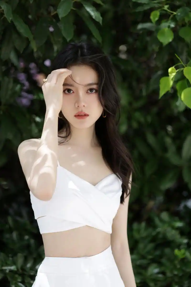 赵今麦,白色吊带裙唯美写真图集