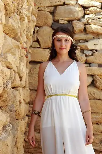 女人_希腊人_风格_魅力_美女_长_白人_婚纱_发型_背景_老_石墙_古希腊