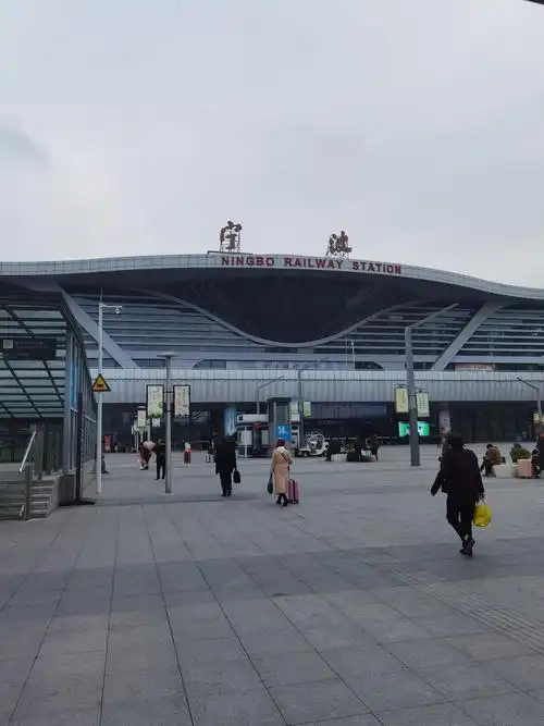 出了地铁,按照提示,走到火车站南广场.