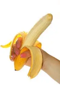 一个去皮在一个女人的手去皮的香蕉照片