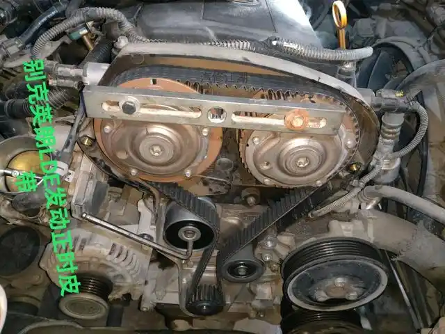 ⑧别克英朗lde发动正时皮带安装完毕,顺时针转动曲轴一圈校正标记与