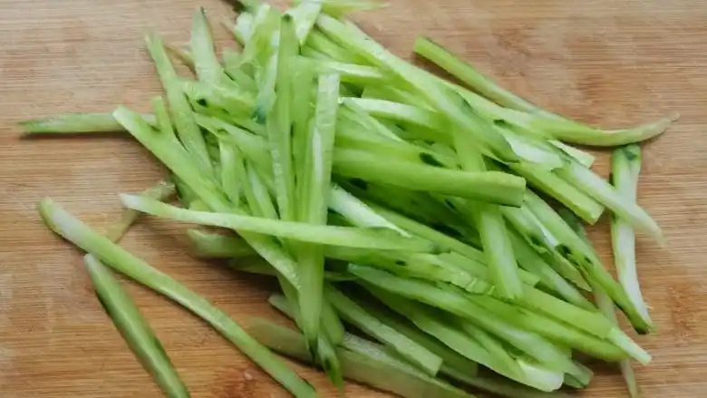 red;display:inline-block; href=/shicai/ 54>黄瓜 /a>去皮去籽切