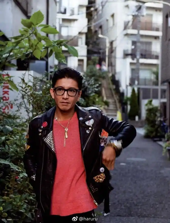 组图:木村拓哉皮衣上身拍写真 黑框眼镜显成熟帅气