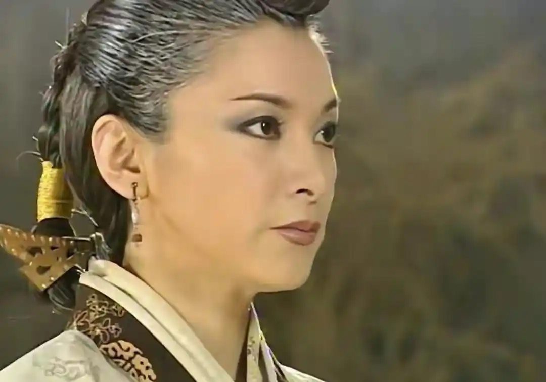 9版"紫衫龙王"黛绮丝颜值对比,谁不愧武林第一美,谁在充数?