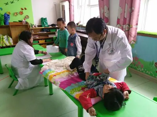 医生对幼儿检查胸廓,脊柱四肢,外生殖器