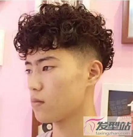 男生小卷烫发发型复古感十足释放独特个性