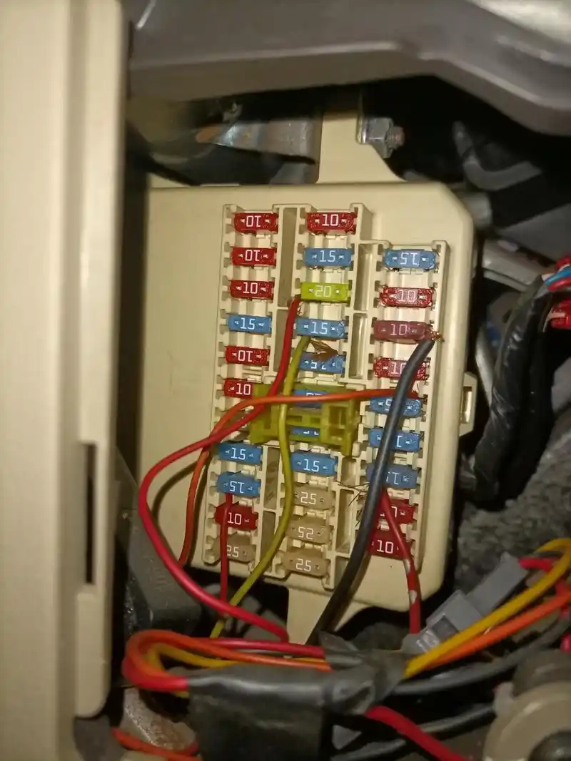 11年北京现代悦动保险盒是在哪个位置?