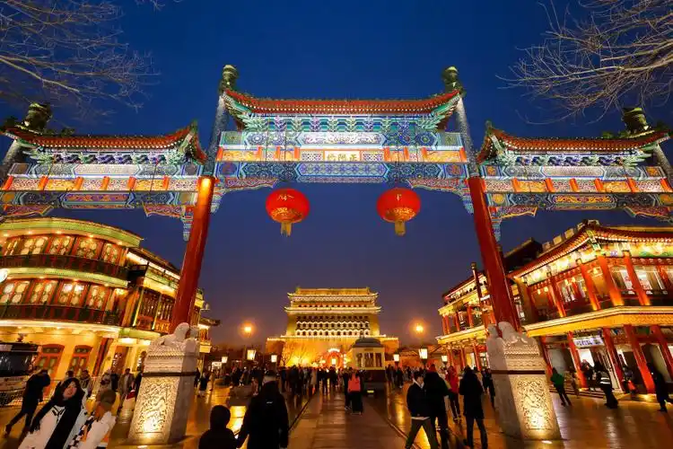 通过"前门48小时(龙年新春版)"微度假指南发布,"春晚龙行北京"系列