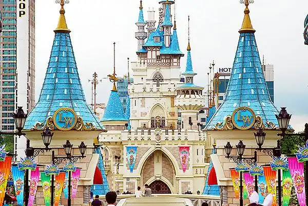 韩国首尔游乐场裏也能追韩剧          乐天世界是亚洲最大的室内