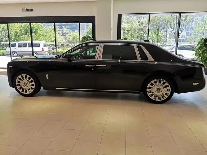 全新劳斯莱斯幻影加长版太豪气了