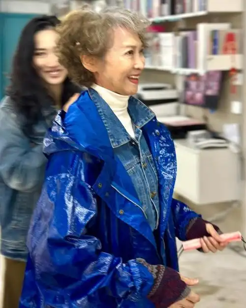 77岁影后萧芳芳近照曝光,时髦穿搭现身状态极佳