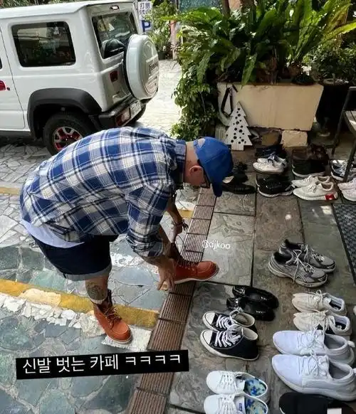 手上的劳力士绿水鬼手表,价值十余万,接着具俊晔还秀了秀自己的大皮靴