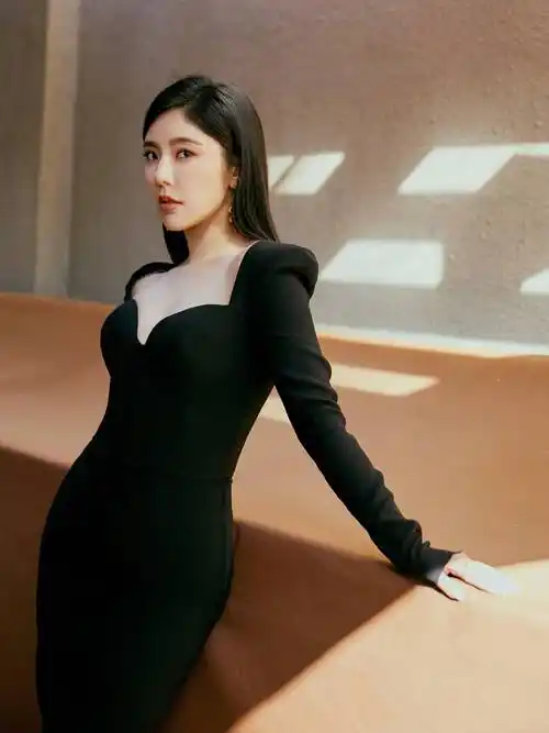 35岁赵奕欢大变样,穿紧身黑裙秀s曲线,网友:青春期女神缩水了_剪裁