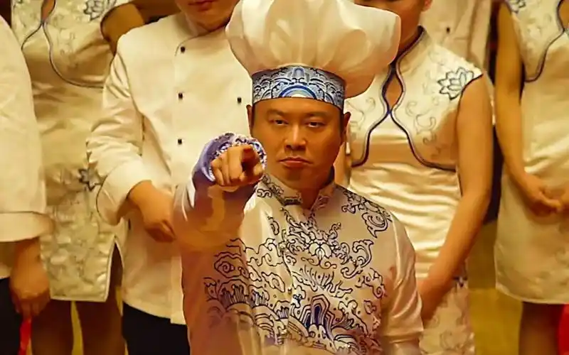 厨圣和食堂大妈比做菜难吃大妈自认胜券在握谁料厨圣用出了绝杀