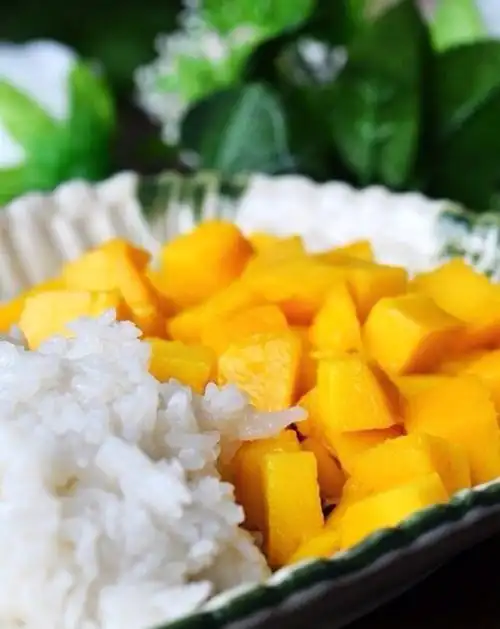 (香甜软糯的椰香芒果饭)材料:长糯米300克,椰浆,芒果,细砂糖,清水