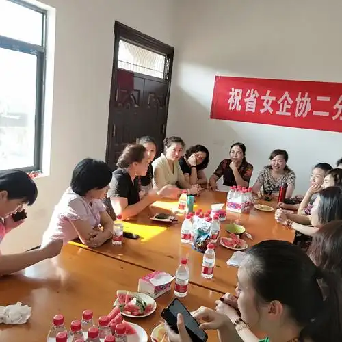 这是我们直属二分会的余珍珍会长跟我们开会讲话