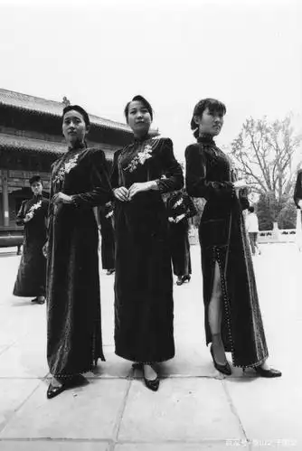 应该说,她们是那个年代泰城一道亮丽的风景,在店内,她们用笑脸迎来一