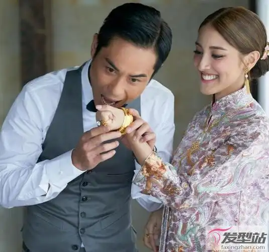 郑嘉颖陈凯琳大婚 低发髻秀禾服造型更经典浪漫