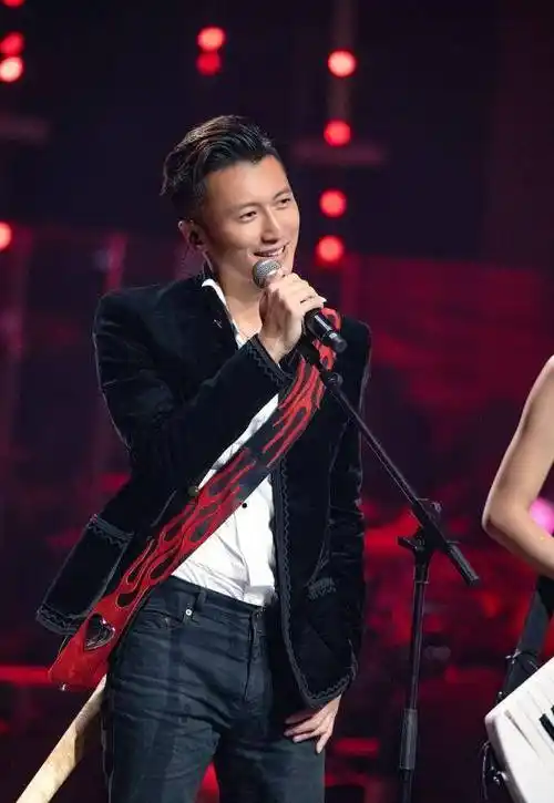 张柏芝大儿子近照曝光,皮肤黝黑吃胖不少,穿衣打扮酷似谢 .