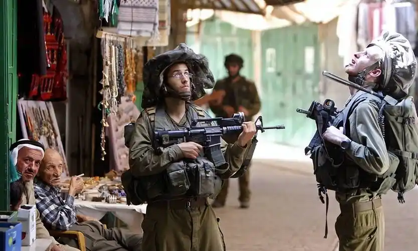 以色列士兵的头盔上,为何都罩着一个"布口袋"?