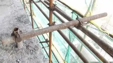 如果是24米以上的手脚架就一定要采用刚性的连墙件和建筑连接才能保障