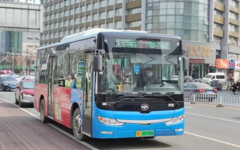 保定公交21路黄海纯电dd6851ev6 ev-2714停靠火车站东广场