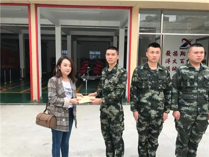 为表彰翔栩消防队员的英勇行为,29日上午,普宁市万泰慈善基金会张获