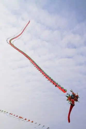 千米"龙串风筝"亮相桂林创意风筝大赛