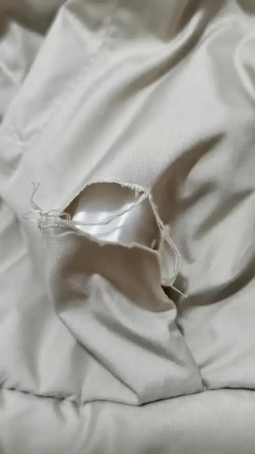 美女的衣服破了一个洞,修复完以后完美无缺