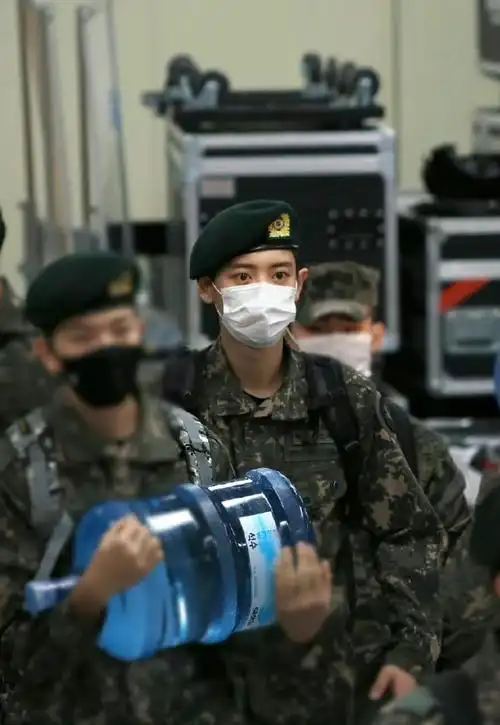 精选朴灿烈入伍照灿灿真帅